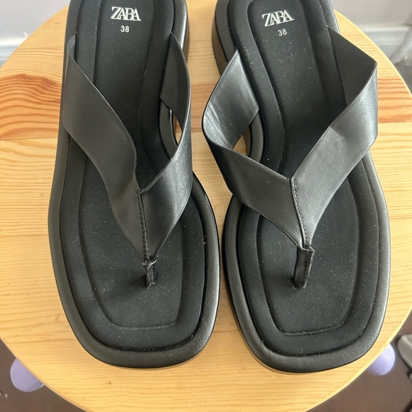 Zara Black Flip Flop Sandals - Picture 3 of 4